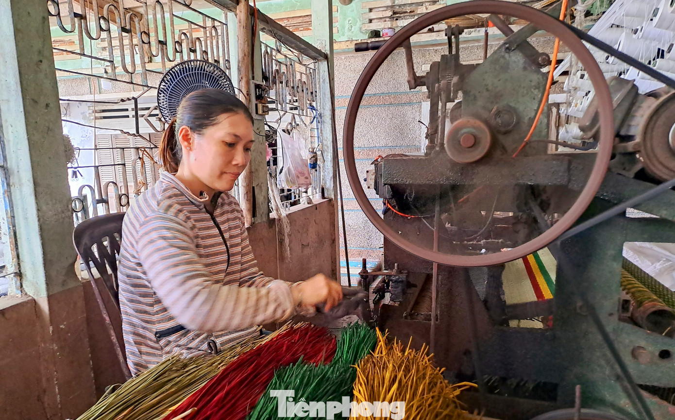 Trước đây, dân làng chủ yếu dệt chiếu bằng phương thức thủ công. Ngày nay, để đáp ứng nhu cầu ngày càng cao của thị trường, họ sử dụng máy dệt công suất lớn, cho ra khoảng 10 tấm chiếu mỗi ngày. Tùy vào kích cỡ mà mỗi chiếc chiếu thành phẩm có giá từ 70.000 đồng đến 210.000 đồng. Ảnh: Trương Định