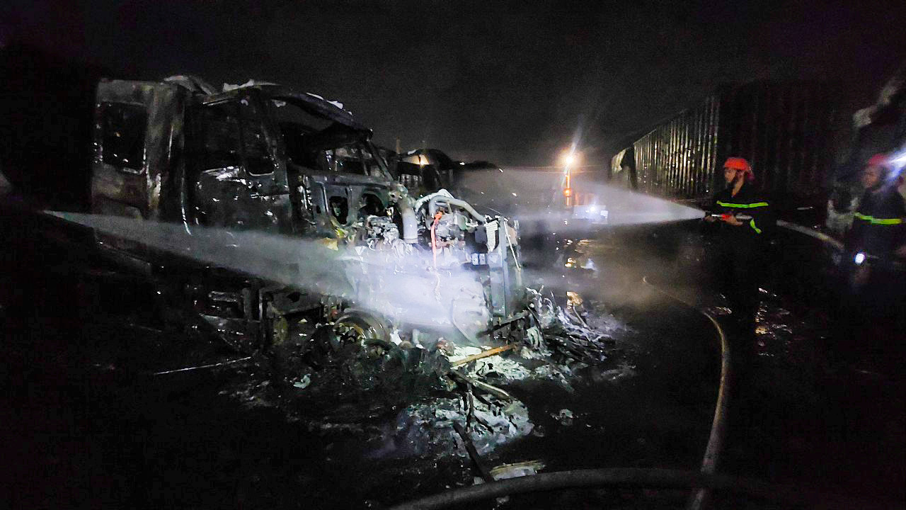 Đầu xe kéo bị cháy hư hỏng nặng.