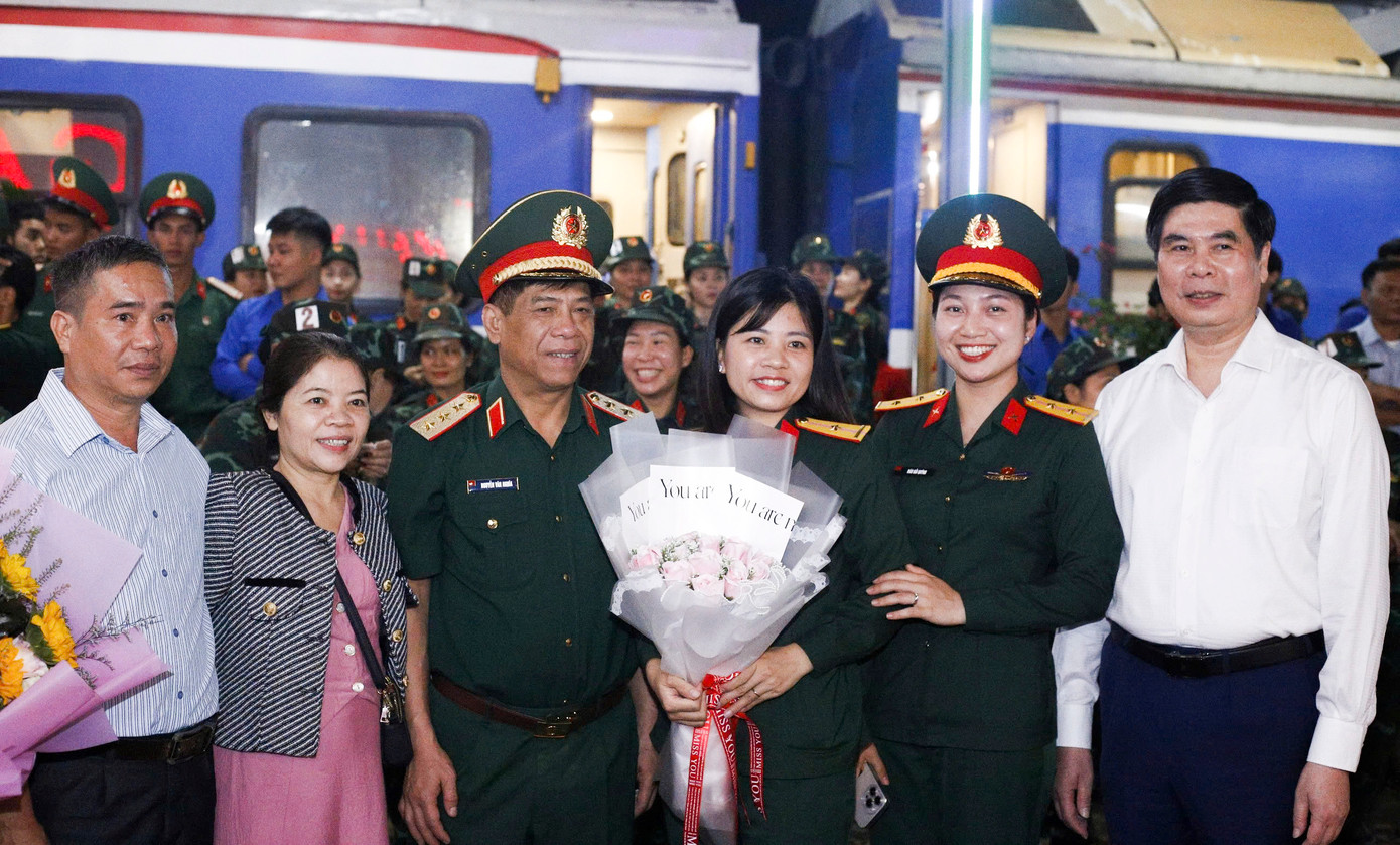 Tặng hoa, động viên lực lượng tham gia diễu binh, diễu hành. Tặng hoa, động viên lực lượng tham gia diễu binh, diễu hành.