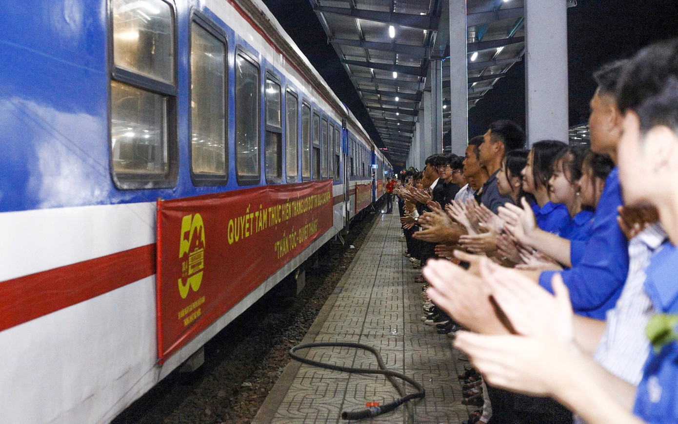 Người dân chào đón đoàn tàu chở cán bộ, chiến sĩ vào TPHCM chuẩn bị tham gia diễu binh, diễu hành kỷ niệm 50 năm Ngày Giải phóng miền Nam. Người dân chào đón đoàn tàu chở cán bộ, chiến sĩ vào TPHCM chuẩn bị tham gia diễu binh, diễu hành kỷ niệm 50 năm Ngày Giải phóng miền Nam.