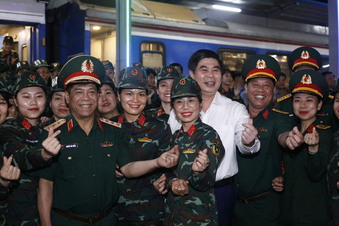 Chụp hình kỷ niệm. Chụp hình kỷ niệm.