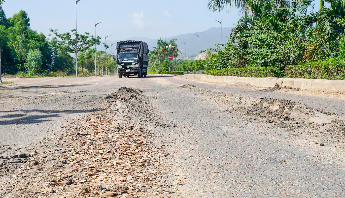 Lãnh đạo Sở GTVT tỉnh Bình Định cho biết, qua kiểm tra, hiện có 3 đoạn trên tuyến bị hư hỏng nặng. Lãnh đạo Sở GTVT tỉnh Bình Định cho biết, qua kiểm tra, hiện có 3 đoạn trên tuyến bị hư hỏng nặng.