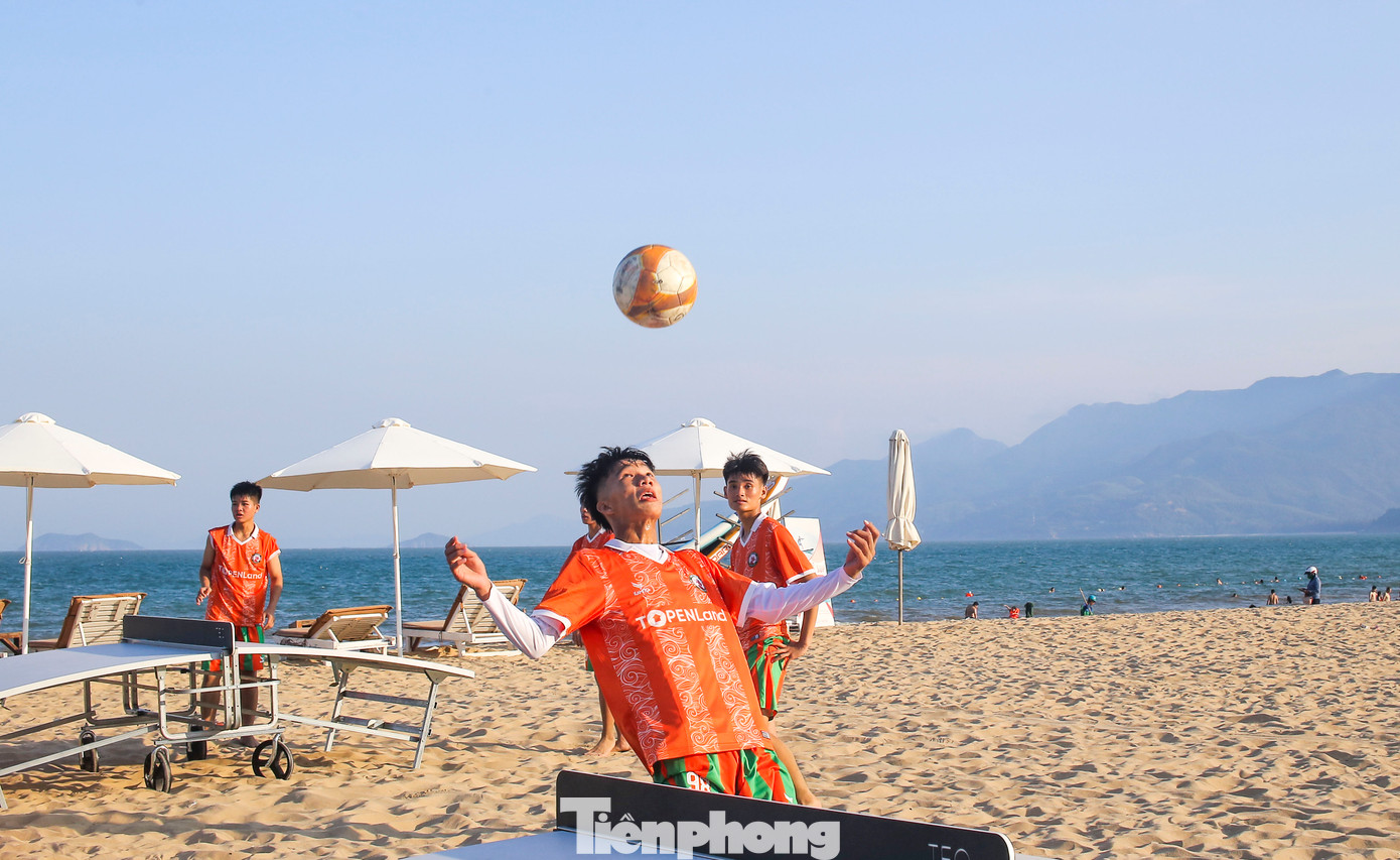 Teqball là môn thể thao kết hợp các yếu tố của bóng đá, bóng bàn, đặc biệt là bóng được chơi trên bàn cong và thi đấu đối kháng. Teqball được xem là loại bóng đá thuần túy nhưng không có va chạm vật lý giữa các cầu thủ. Do đó, cầu thủ và người chơi ít gặp phải chấn thương trong quá trình tập luyện cũng như thi đấu. Ảnh: Trương Định