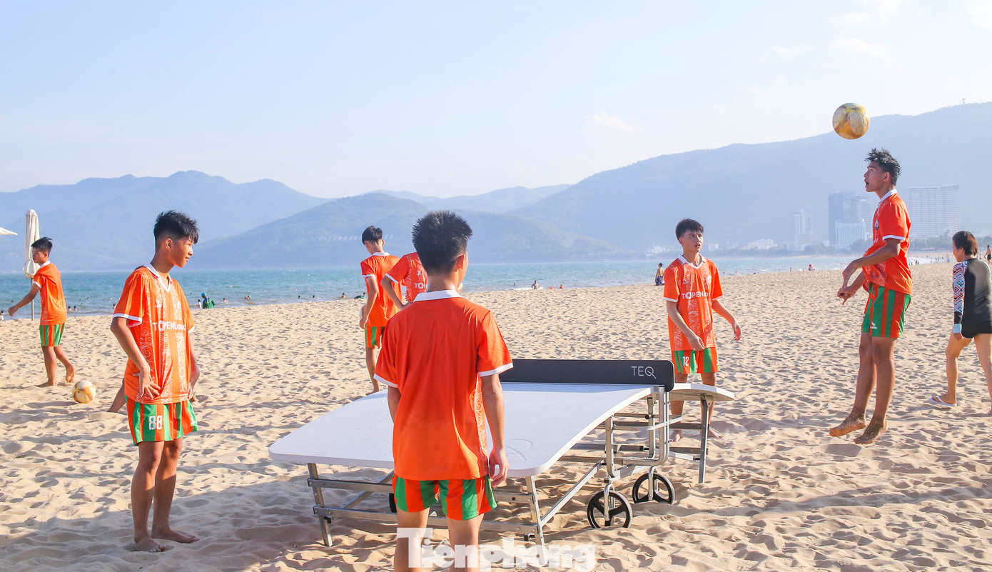 Theo dõi các bạn trẻ chơi bóng, bà Nguyễn Thị Khánh Tâm (48 tuổi, TP. Quy Nhơn) tỏ ra thích thú với môn thể thao mới lạ này. Bà cho biết rất háo hức được xem tận mắt các cầu thủ trên thế giới chơi bóng trong giải đấu sắp được tổ chức tại Quy Nhơn tới đây. Ảnh: Trương Định