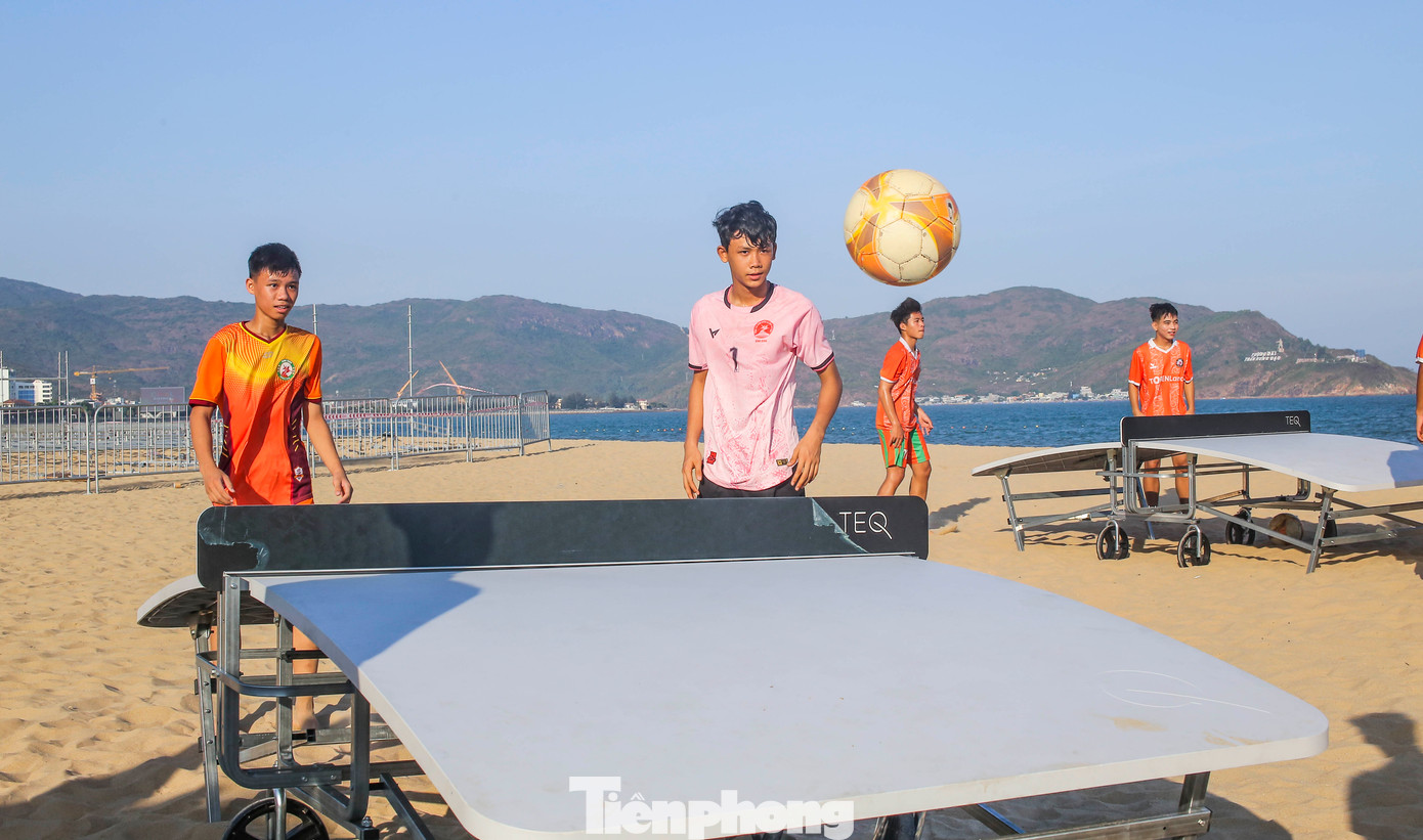 Điều thú vị nhất của Teqball chính là đá bóng trên một chiếc bàn hình cong. Ảnh: Trương Định