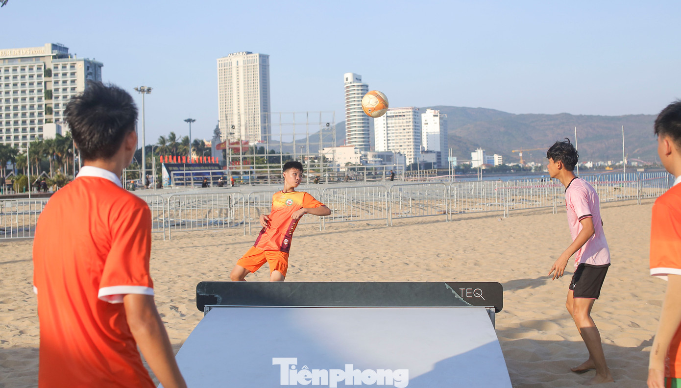 Môn thể thao này ra đời tại Hungary năm 2014, ngày càng thu hút sự quan tâm của người chơi. Liên đoàn Teqball quốc tế (FITEQ) hiện có hơn 150 Liên đoàn quốc gia, hơn 4.000 CLB trên khắp thế giới và hơn 800 trọng tài được đào tạo. FITEQ đã tổ chức 5 kỳ World Cup kể từ năm 2017. Giải Teqball Thế giới năm 2024 là giải lần đầu tiên tổ chức tại Việt Nam. Ảnh: Trương Định