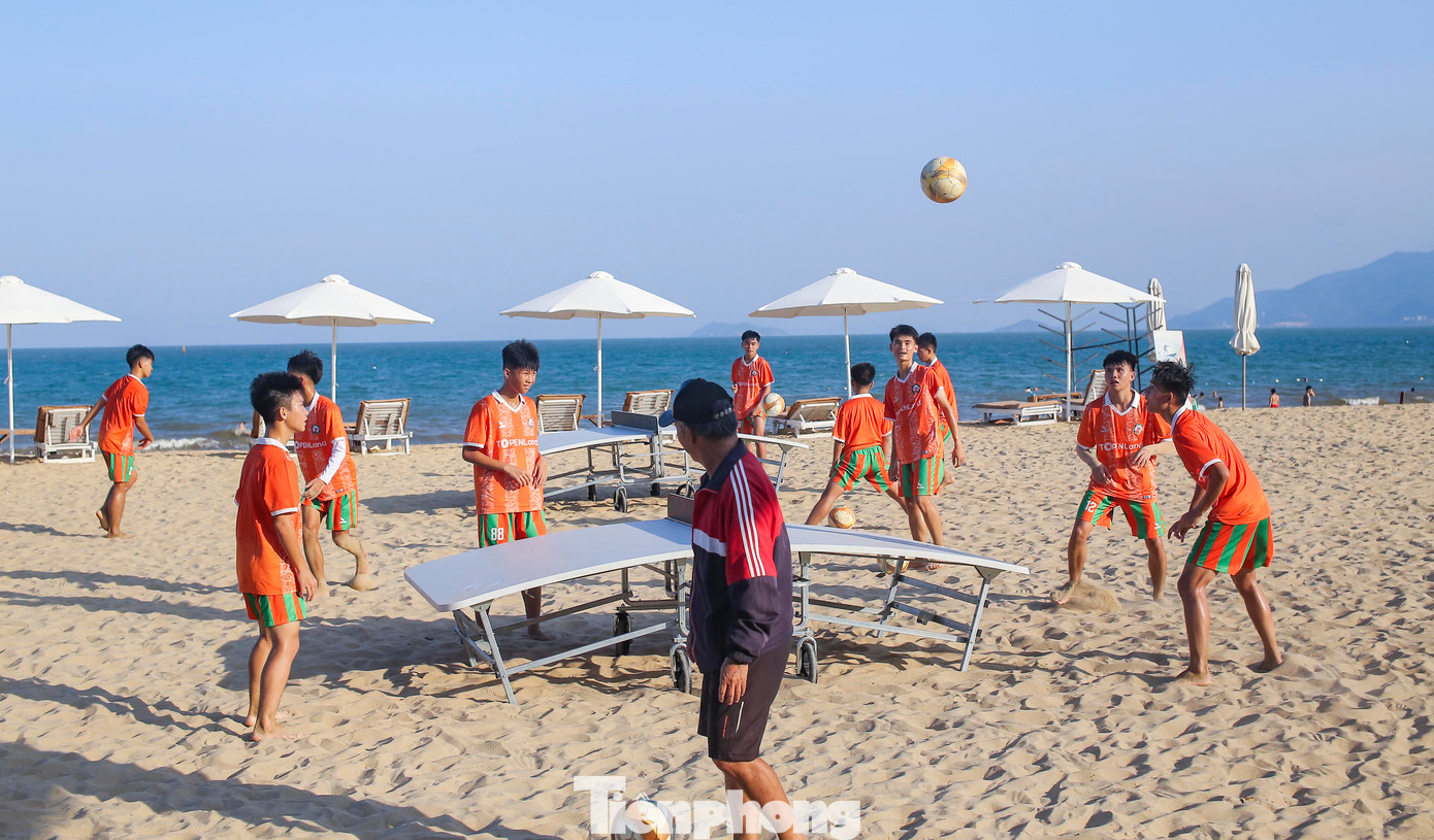 Nhiều bạn trẻ tỏ ra thích thú khi được trực tiếp trải nghiệm môn thể thao mới lạ này. Ảnh: Trương Định