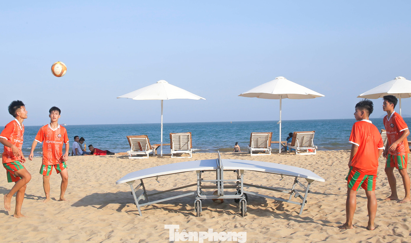 Là một người đam mê thể thao, đặc biệt là bóng đá, bạn Nguyễn Trí (15 tuổi, TP. Quy Nhơn) chia sẻ, Teqball là một môn thể thao rất mới và cũng là lần đầu bản thân em được thử sức. Theo Trí, đối với môn thể thao này, việc chuyền bóng, đỡ bóng rồi những pha dứt điểm trong phạm vi rất nhỏ đòi hỏi phải có kỹ thuật cao. Ảnh: Trương Định