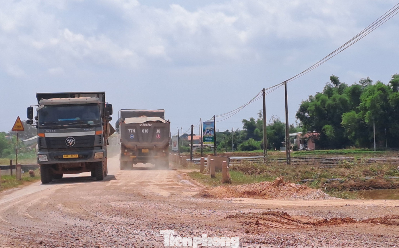 Xe chở vật liệu thi công cao tốc. Ảnh: Trương Định Xe chở vật liệu thi công cao tốc. Ảnh: Trương Định