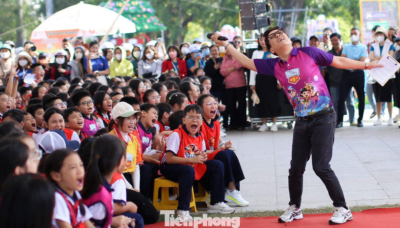 Nghệ sĩ Trường Giang tham gia ngày hội, trò chuyện giao lưu cùng các em học sinh.