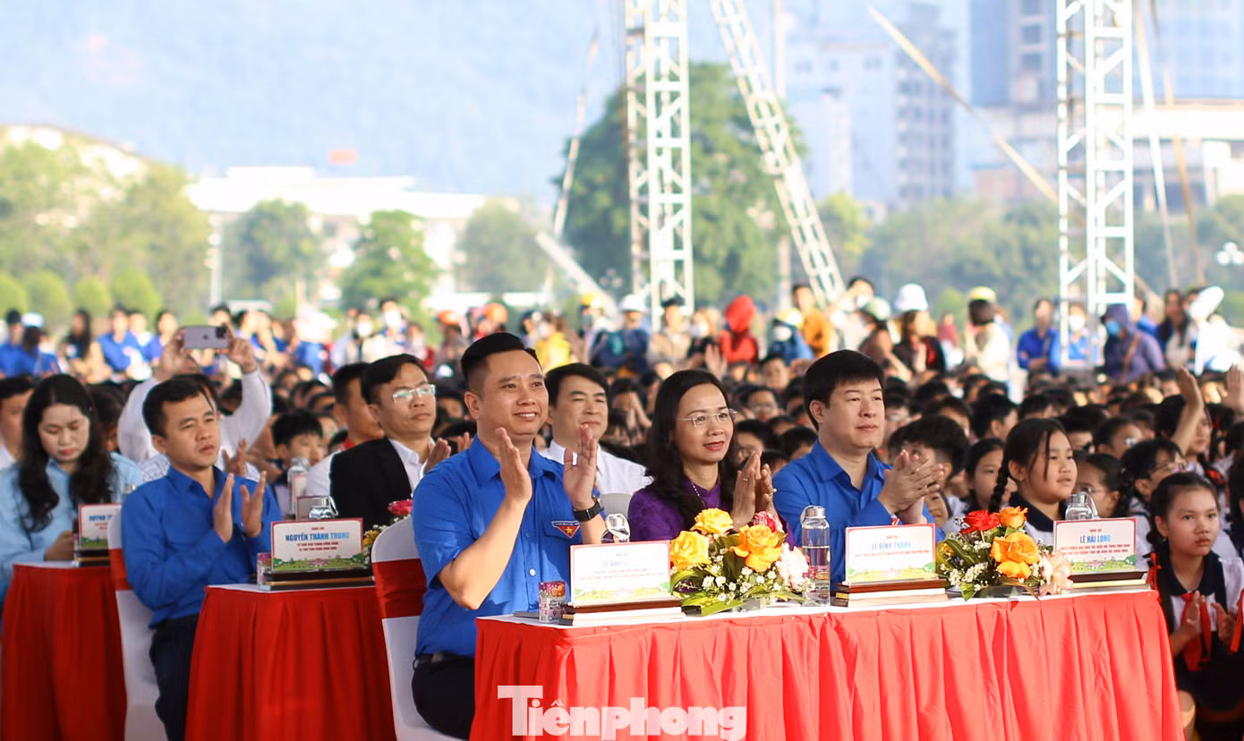 Các đại biểu và đông đảo ĐVTN dự chương trình. Ảnh: Trương Định Các đại biểu và đông đảo ĐVTN dự chương trình. Ảnh: Trương Định