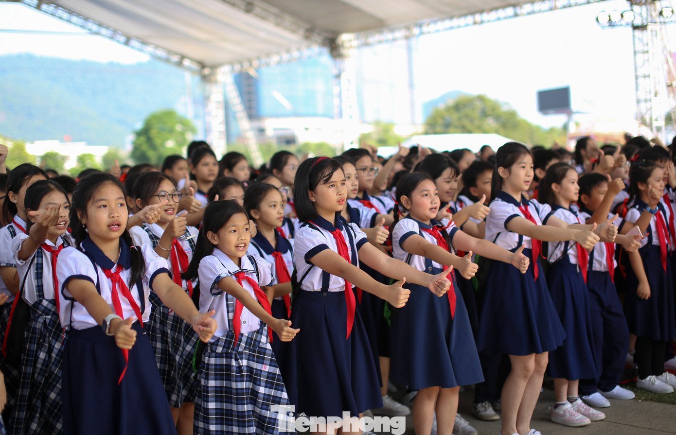 Các em học sinh hào hứng tham gia ngày hội. Ảnh: Trương Định