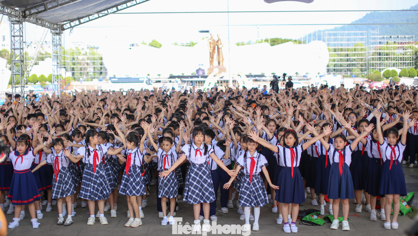 Các em học sinh hào hứng tham gia ngày hội. Ảnh: Trương Định