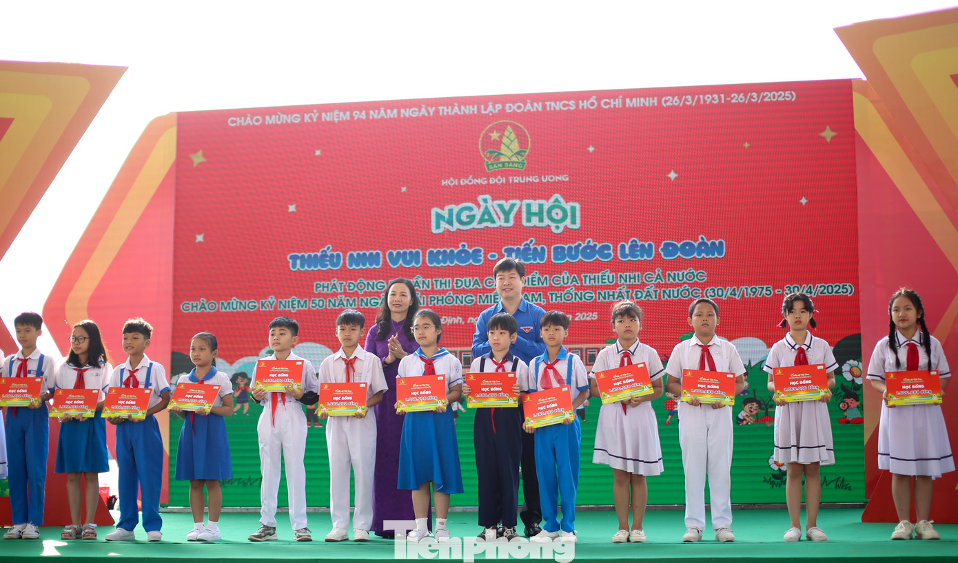 Trao tặng các suất học bổng cho học sinh tỉnh Bình Định. Ảnh: Trương Định