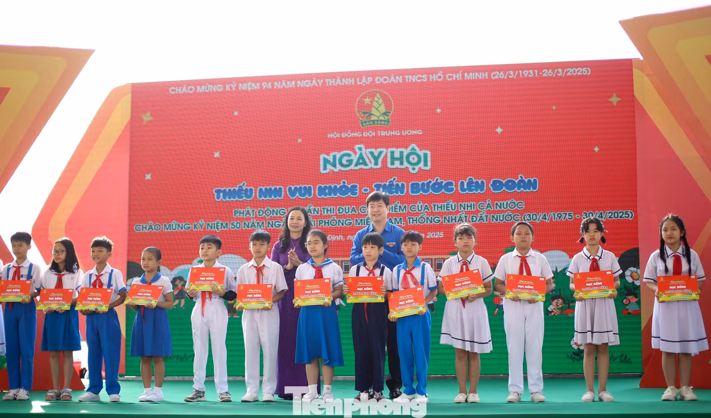 Trao tặng các suất học bổng cho học sinh tỉnh Bình Định. Ảnh: Trương Định Trao tặng các suất học bổng cho học sinh tỉnh Bình Định. Ảnh: Trương Định