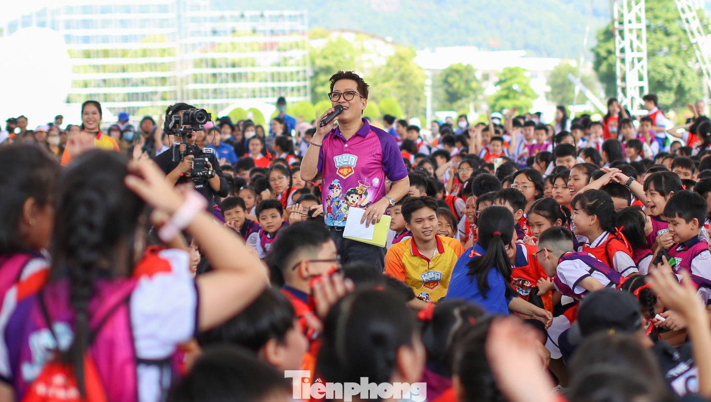 Học sinh tham gia trả lời câu hỏi nhận quà từ ban tổ chức. Ảnh: Trương Định