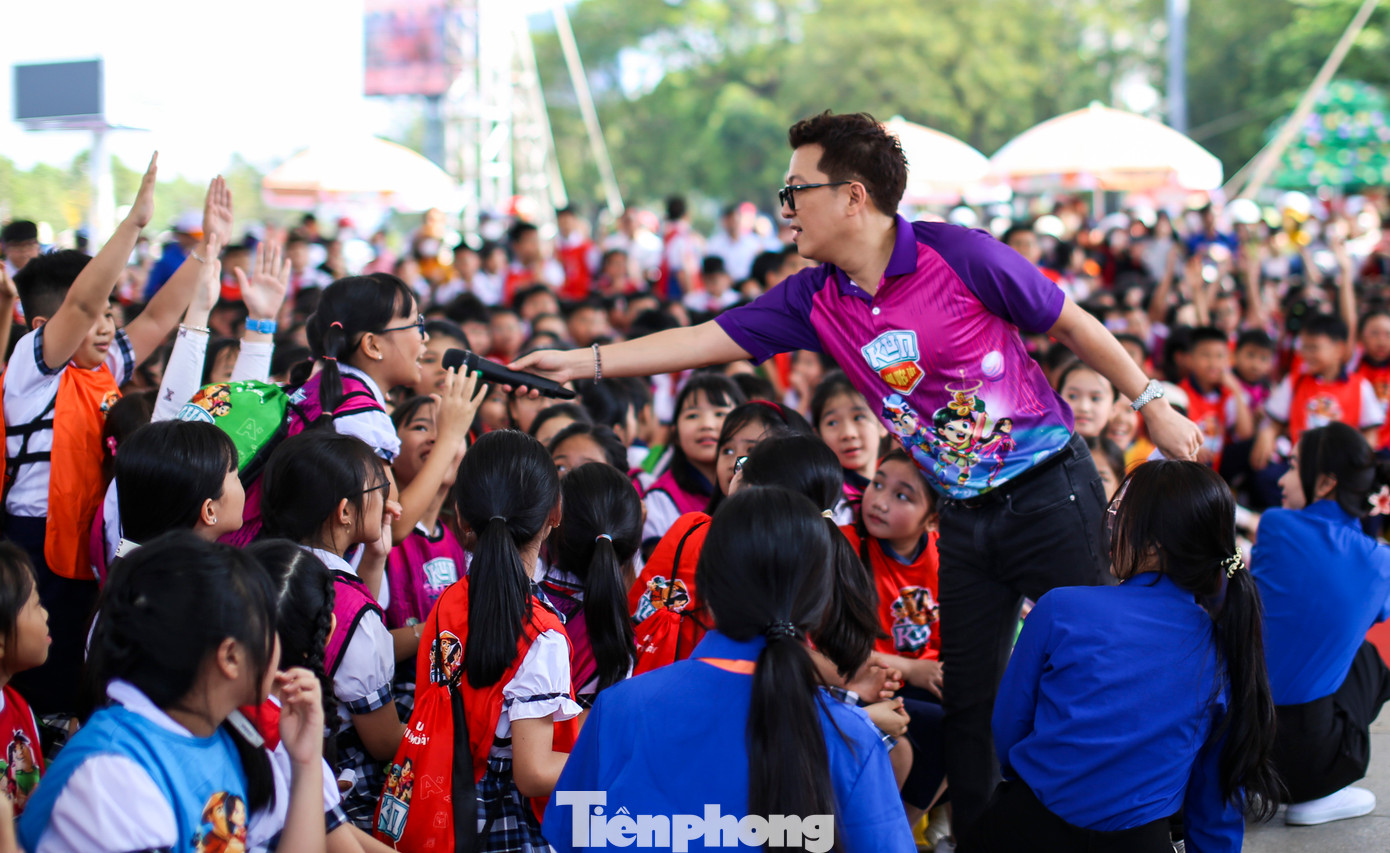 Học sinh tham gia trả lời câu hỏi nhận quà từ ban tổ chức. Ảnh: Trương Định