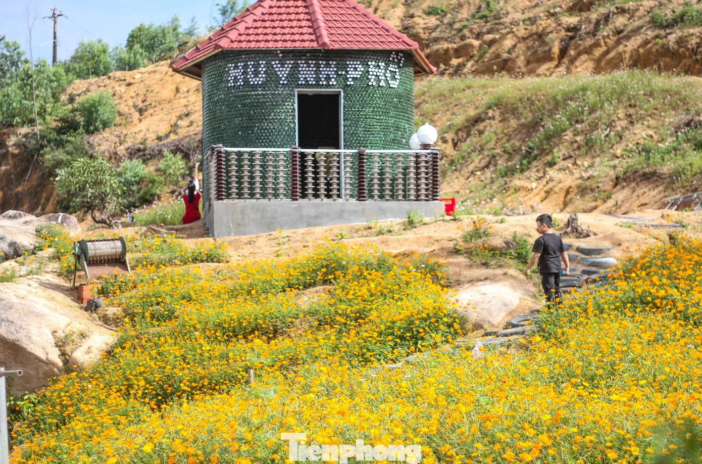 Chủ nhà vườn tạo nhiều tiểu cảnh độc đáo để giúp khách tham quan khám phá, chụp hình.