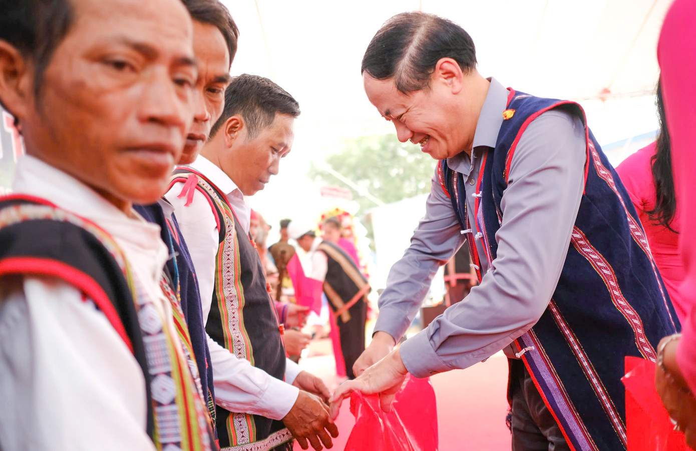 Chủ tịch UBND tỉnh Bình Định Phạm Anh Tuấn tặng quà cho người dân làng Canh Tiến.