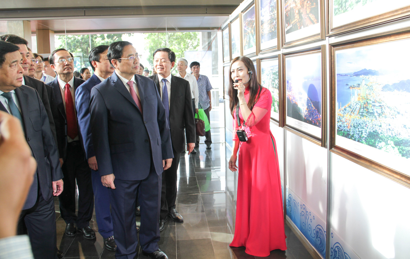 Thủ tướng tham quan triển lãm ảnh tại hội nghị. Ảnh: Trương Định Thủ tướng tham quan triển lãm ảnh tại hội nghị. Ảnh: Trương Định