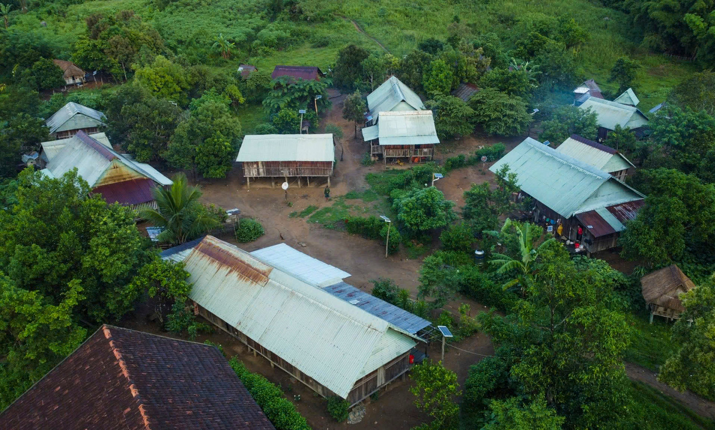 Thôn O2 hiện có khoảng 54 hộ dân với hơn 200 nhân khẩu hầu hết là người đồng bào dân tộc Bana. Người trong thôn không đi đâu và cũng không mấy ai tìm đến. Cuộc sống bà con thực sự khó khăn, thiếu thốn trăm bề.