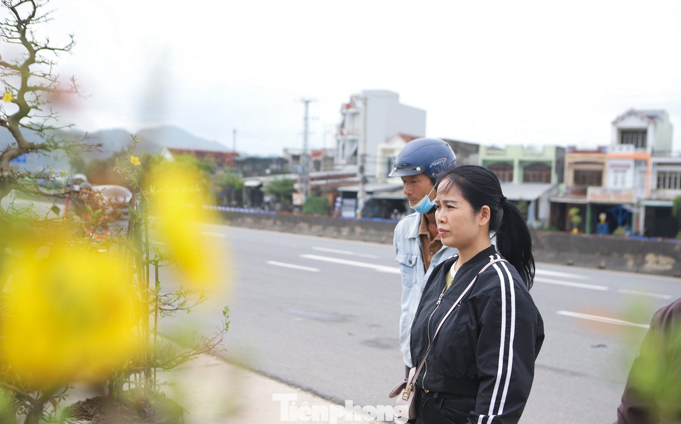 Người dân đi đường ghé lại xem, chọn mua mai.