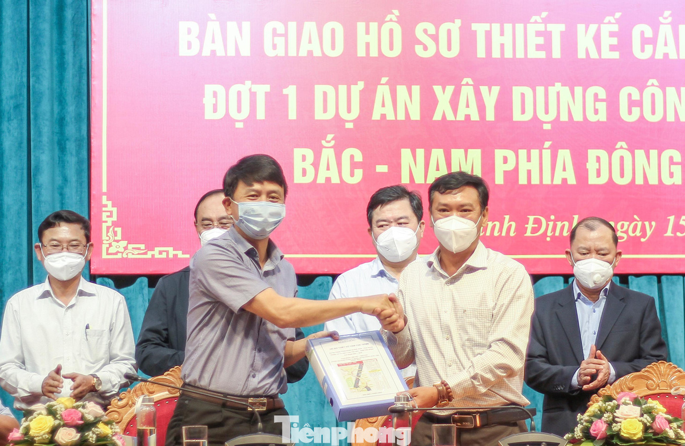 Trước đó, tại Bình Định tổ chức hội nghị bàn giao hồ sơ thiết kế cắm cọc GPMB đợt 1 dự án xây dựng công trình đường bộ cao tốc Bắc - Nam giai đoạn 2021 - 2025. Ảnh: Trương Định