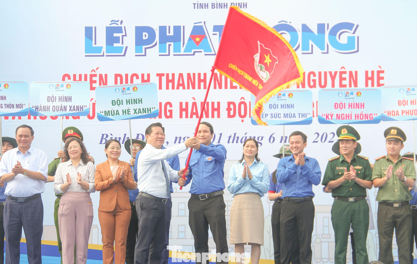 Trao cờ phát động thi đua. Ảnh: Trương Định