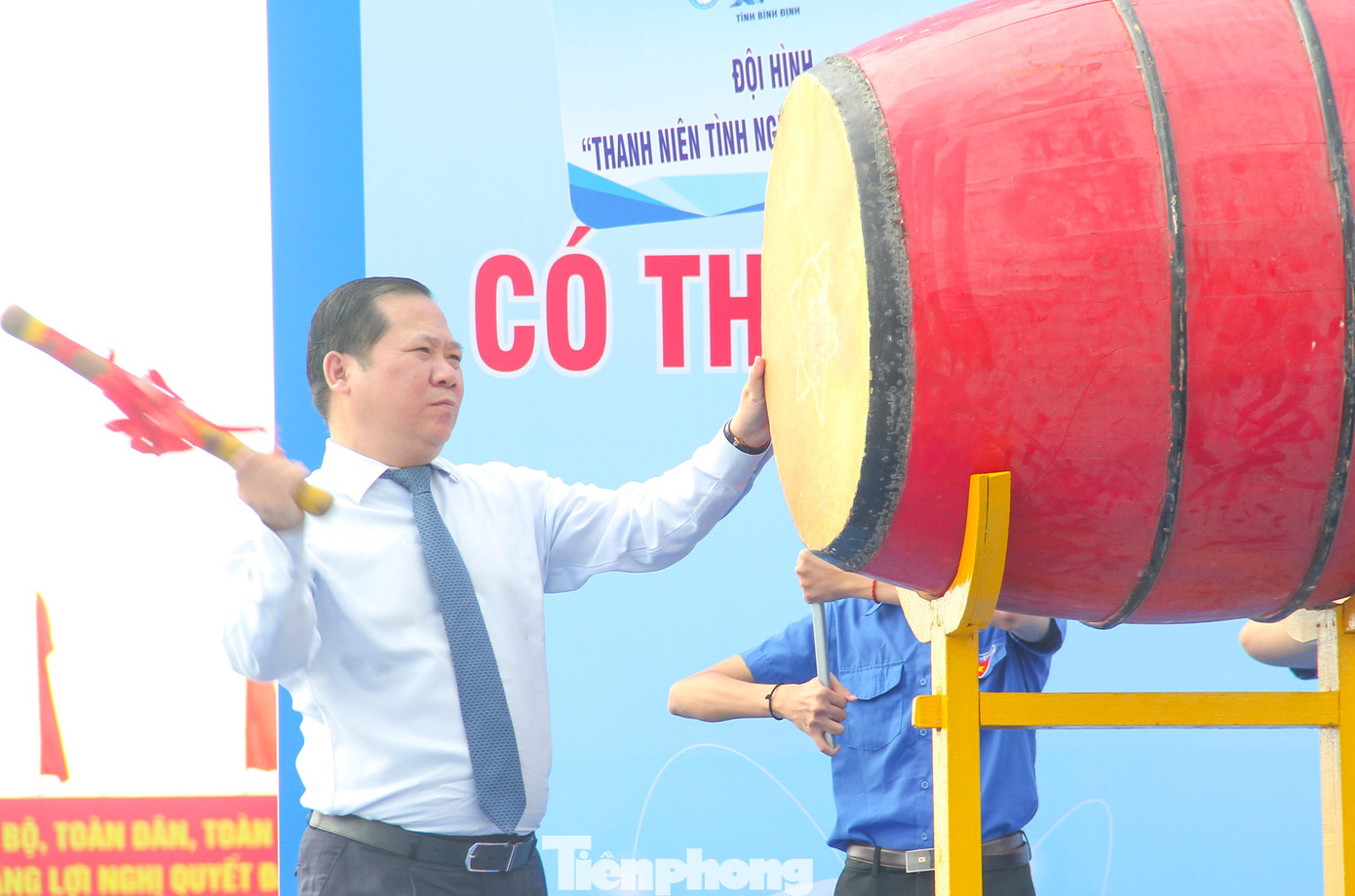 Ông Nguyễn Phi Long, Chủ tịch UBND tỉnh Bình Định đánh trống phát động.thi đua. Ảnh: Trương Định