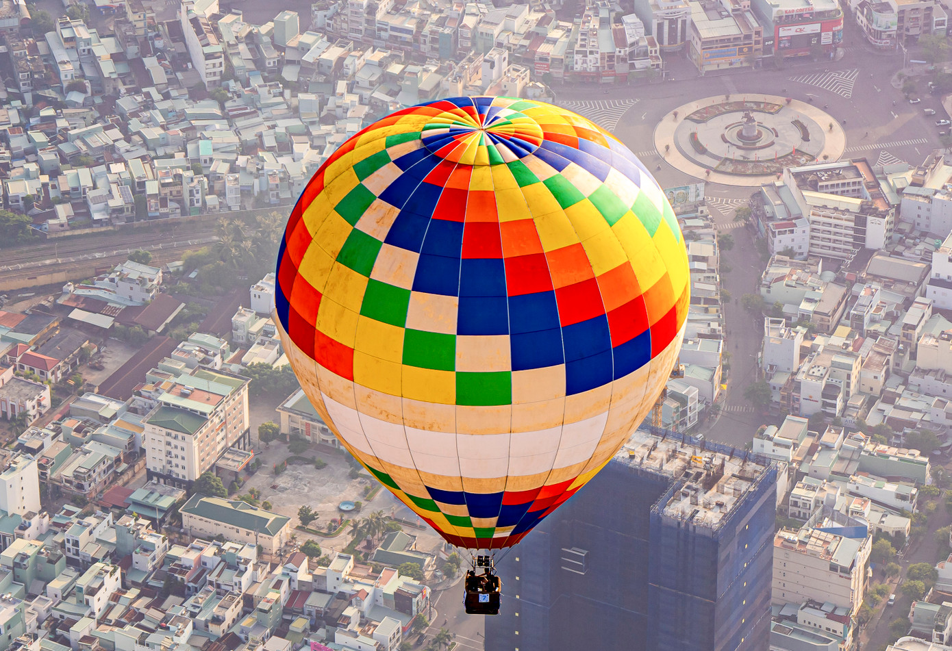 Đây là hoạt động nằm trong chương trình Lễ hội khinh khí cầu Quốc tế năm 2023 do Sở Du lịch tổ chức. Diễn ra từ ngày 25/4 đến 5/5, du khách đến với lễ hội sẽ được chiêm ngưỡng số lượng lớn khinh khí cầu với đủ màu sắc, kích thước và chủng loại. Đây là cơ hội để các du khách yêu thích và khám phá những điều mới lạ, và được trực tiếp trải nghiệm cảm giác ngồi trên khinh khí cầu ngắm nhìn toàn bộ khung cảnh của một thành phố biển xinh đẹp. (Ảnh: Dũng Nhân)