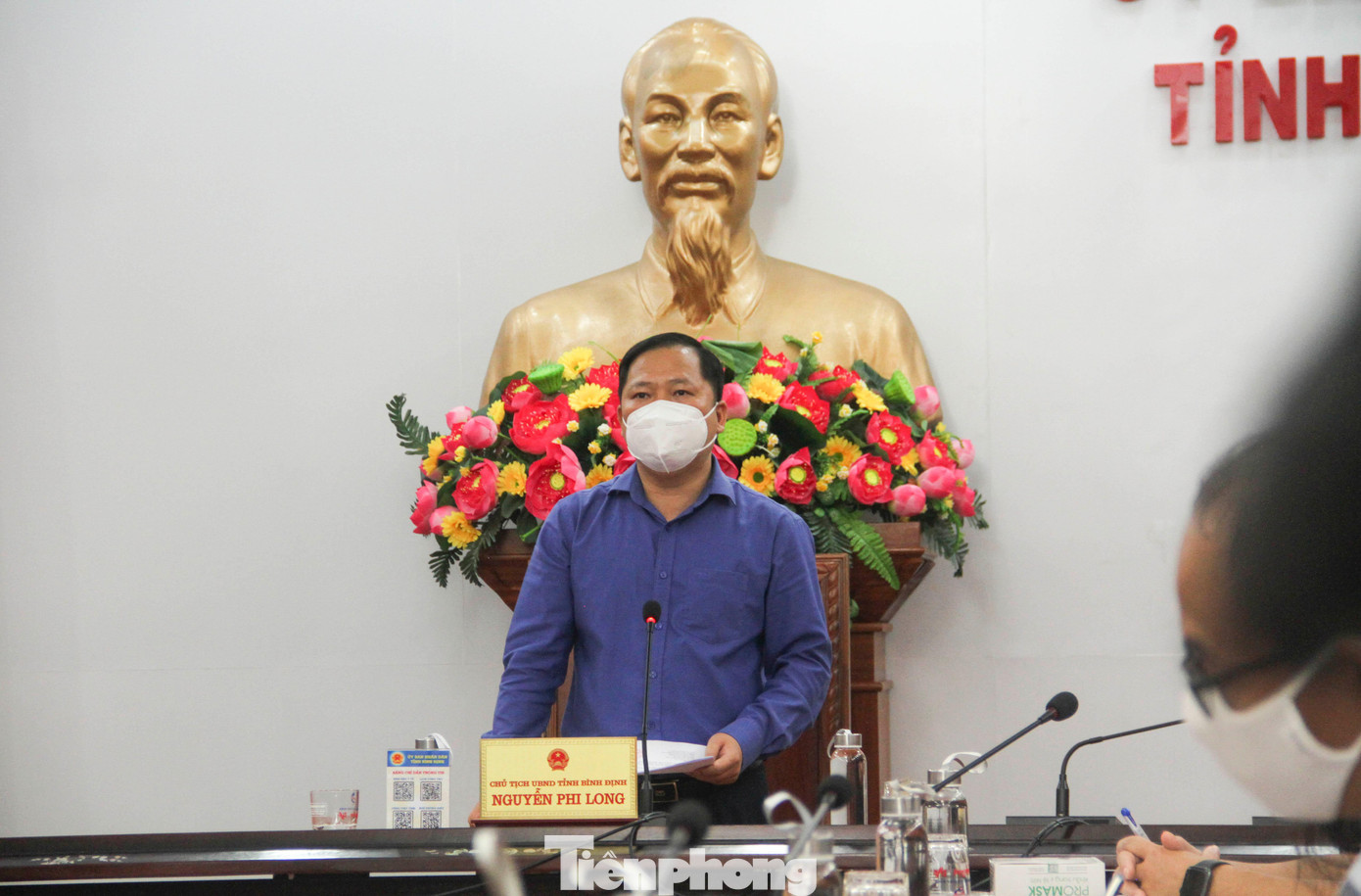 Chủ tịch UBND tỉnh Bình Định Nguyễn Phi Long thông tin tại cuộc họp báo. Ảnh: Trương Định