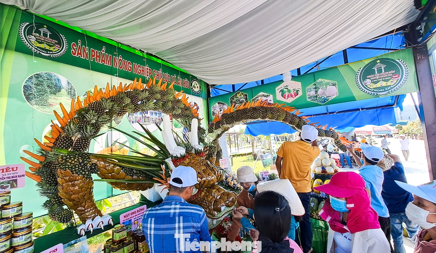 Theo ghi nhận của PV, sáng 17/5, các địa phương của huyện Hoài Ân gấp rút hoàn thiện các gian hàng trưng bày sản phẩm thế mạnh của mình. Ảnh: Trương Định