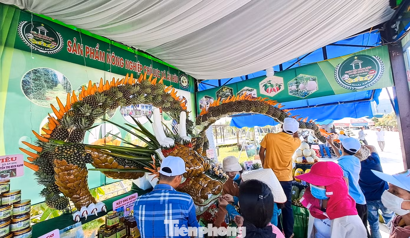 Theo ghi nhận của PV, sáng 17/5, các địa phương của huyện Hoài Ân gấp rút hoàn thiện các gian hàng trưng bày sản phẩm thế mạnh của mình. Ảnh: Trương Định