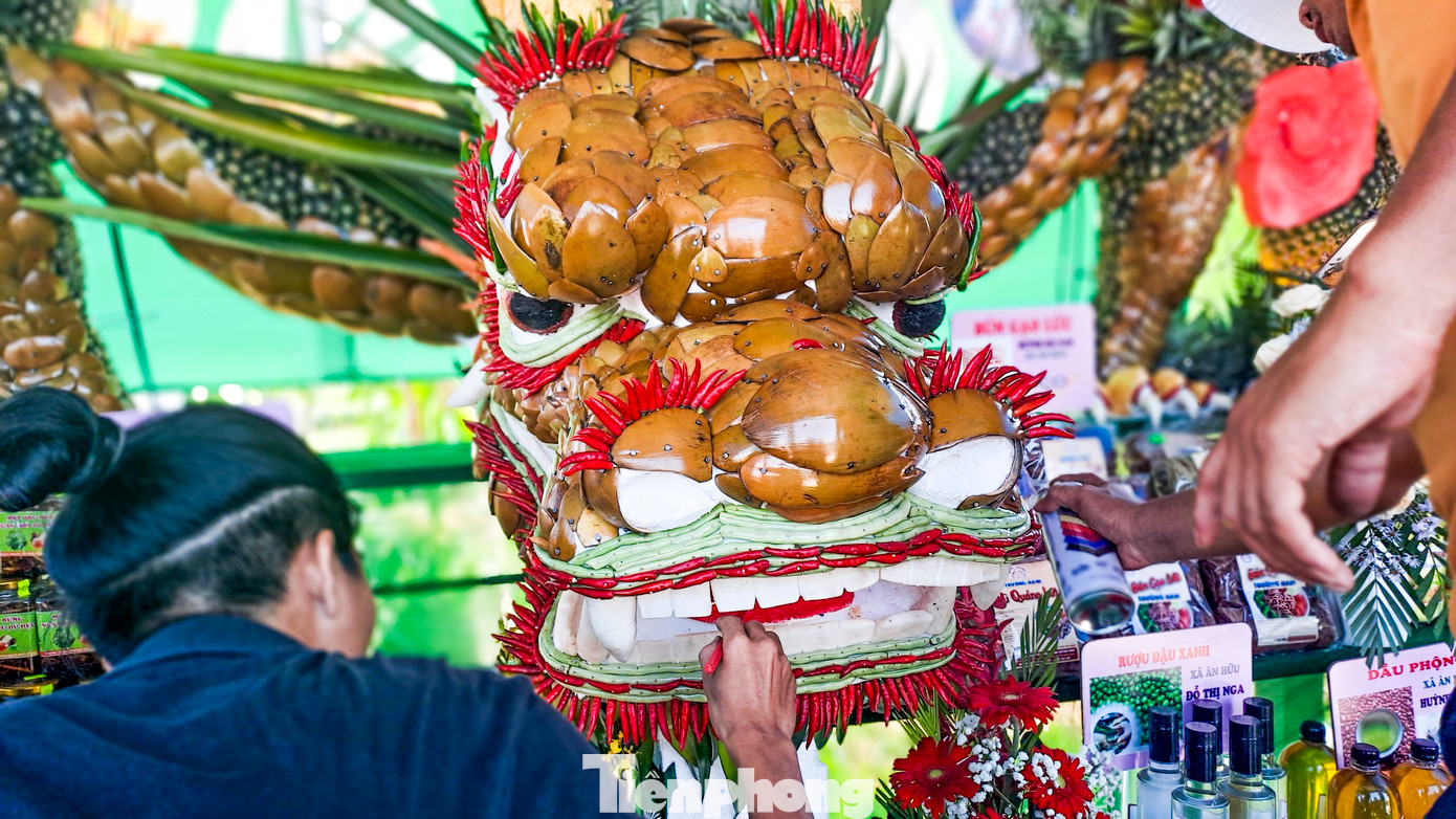 Một con rồng được tạo nên từ các loại trái cây, rau củ như: dứa, dừa, cà rốt, củ cải trắng, ớt,... Ảnh: Trương Định