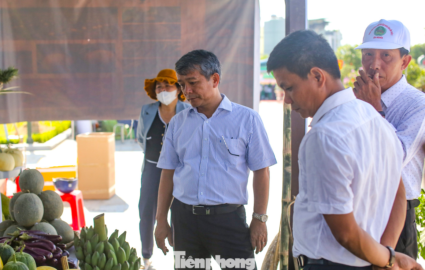 Ông Nguyễn Hữu Khúc - Chủ tịch UBND huyện Hoài Ân (ở giữa) tham quan các gian hàng, cũng như kiểm tra công tác chuẩn bị. Ảnh: Trương Định