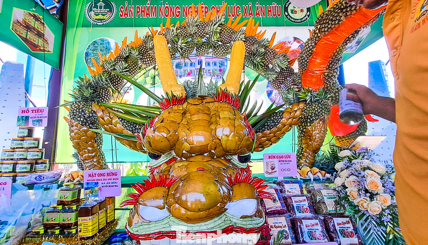 Ngoài trưng bày, quảng bá những sản phẩm thế mạnh của địa phương, bà con nông dân xã Ân Hữu còn chung tay làm nên “công trình” ấn tượng từ những trái cây, rau củ. Ảnh: Trương Định