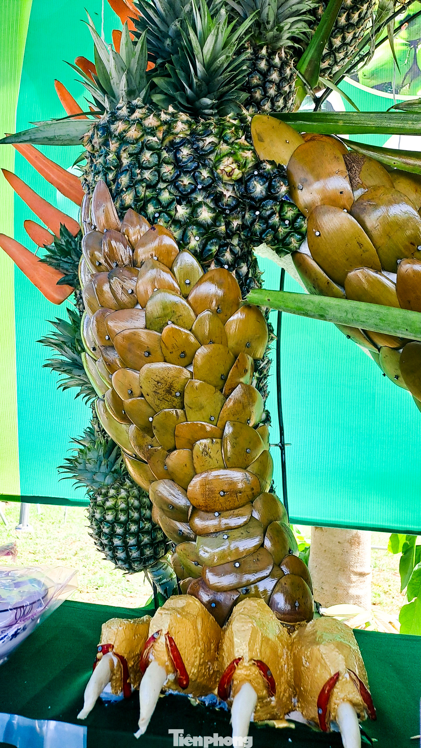 Vảy rồng được ghép từ những vỏ của trái dừa lửa. Ảnh: Trương Định