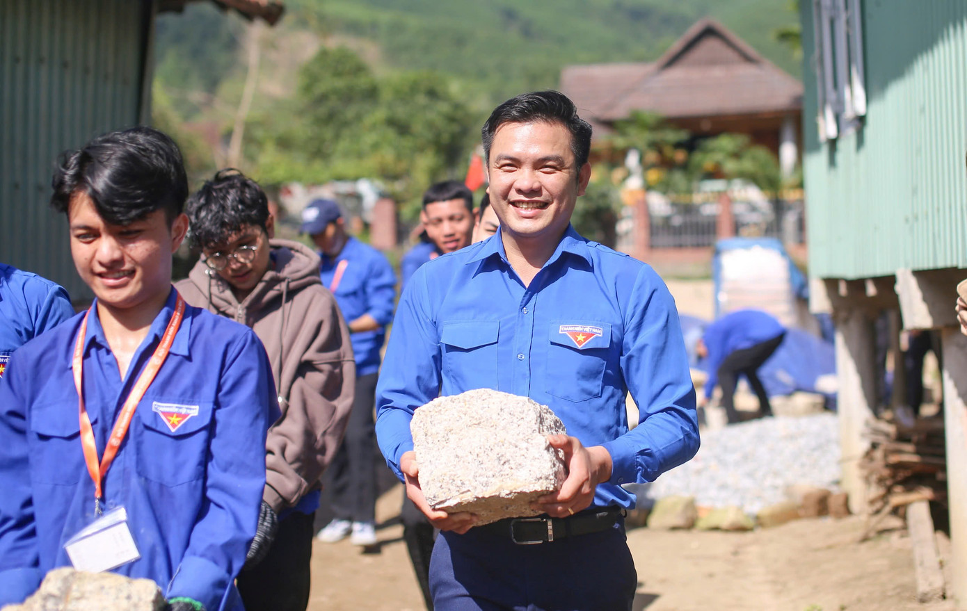 Anh Phạm Hồng Hiệp (bên phải) trong đợt phát động ra quân xóa nhà tạm, nhà dột nát trên địa bàn tỉnh Bình Định cũ. Ảnh: Trương Định Anh Phạm Hồng Hiệp (bên phải) trong đợt phát động ra quân xóa nhà tạm, nhà dột nát trên địa bàn tỉnh Bình Định cũ. Ảnh: Trương Định