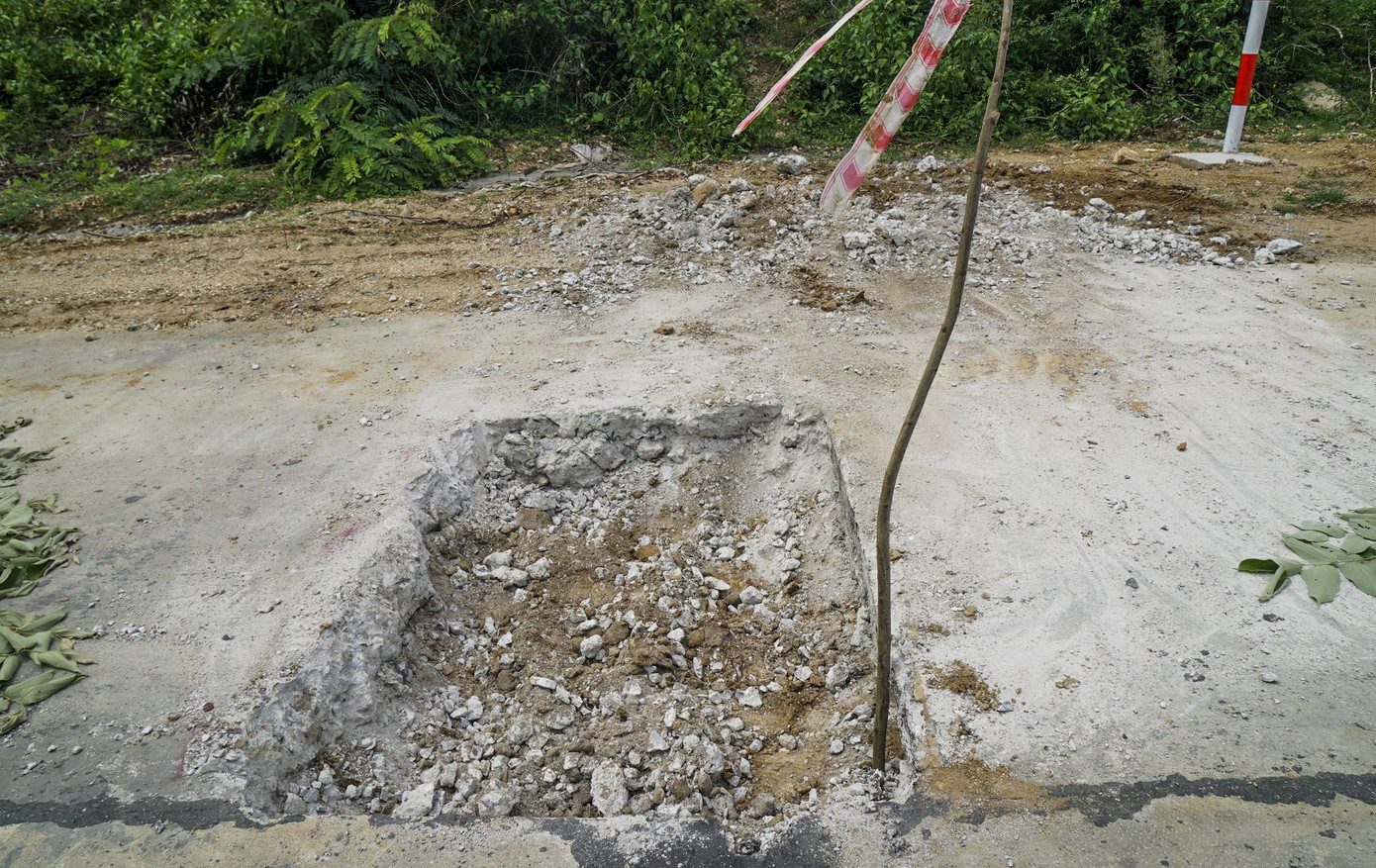 Mặt đường một số vị trí được đào lên để đổ bê tông lại. Ảnh: Đ.X