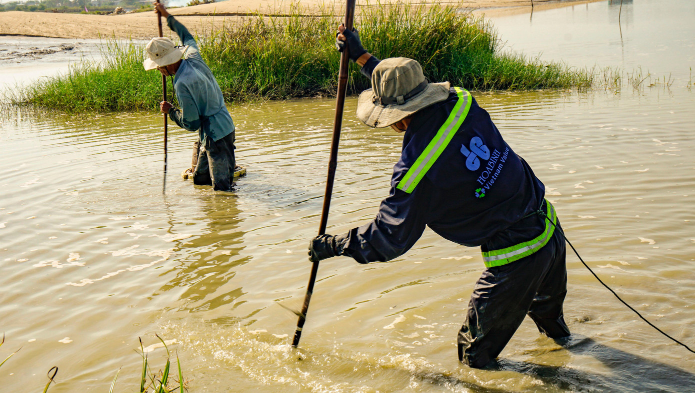 Người dân xã Phước Sơn, huyện Tuy Phước (Bình Định) chia sẻ, lươn có nhiều ở các sông, ao hồ, đầm lầy, ruộng đồng… Đặc biệt, ở hạ lưu các nhánh sông Hà Thanh (đoạn thuộc huyện Tuy Phước). Nghề cào lươn có từ xa xưa, đến nay, nhiều người dân địa phương vẫn bám trụ để mưu sinh.