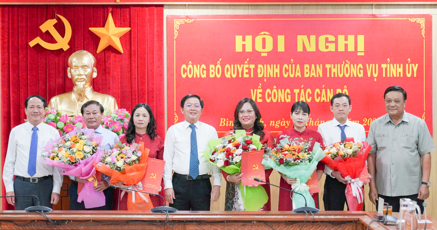 Lãnh đạo tỉnh Bình Định tặng hoa chúc mừng các cán bộ vừa được điều động, luân chuyển. Ảnh: A.M