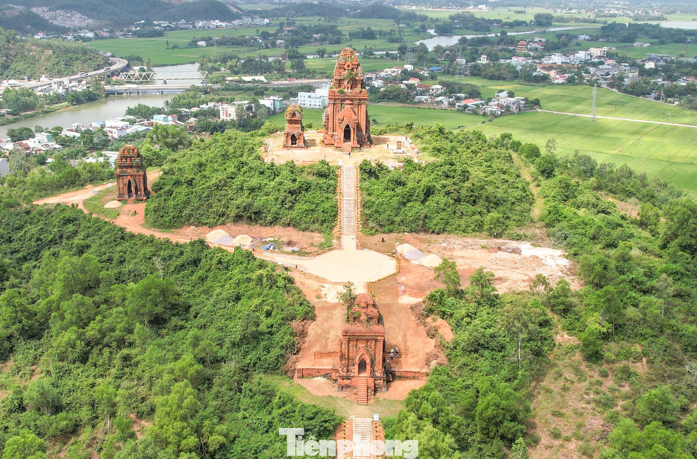 Tháp Bánh Ít đang được tu bổ. Ảnh: T.Đ