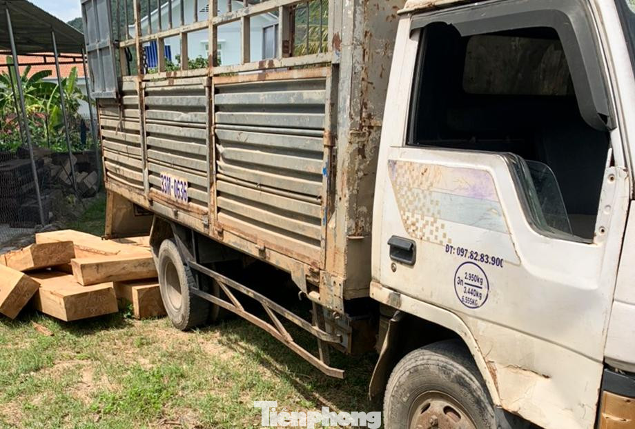 Xe vận chuyển gỗ trái phép bị bắt giữ. Ảnh: B.Q Xe vận chuyển gỗ trái phép bị bắt giữ. Ảnh: B.Q