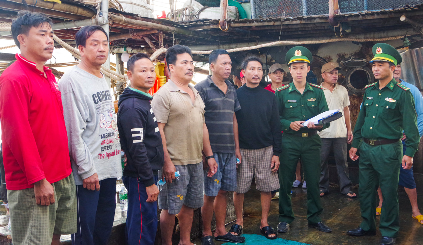 Các thuyền viên trên tàu cá Quảng Nam gặp nạn trên biển về cảng cá Đề Gi. Ảnh: Công Cường Các thuyền viên trên tàu cá Quảng Nam gặp nạn trên biển về cảng cá Đề Gi. Ảnh: Công Cường