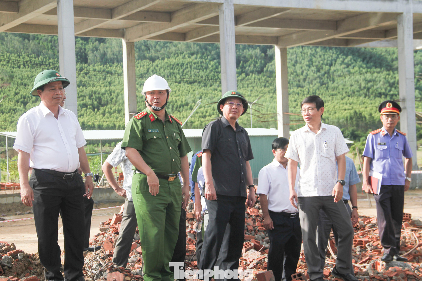 Ông Hồ Quốc Dũng - Bí thư Tỉnh ủy Bình Định (thứ 3 từ trái sang) đi kiểm tra hiện trường vụ sập tường trong sáng 16/9. Ảnh: Trương Định