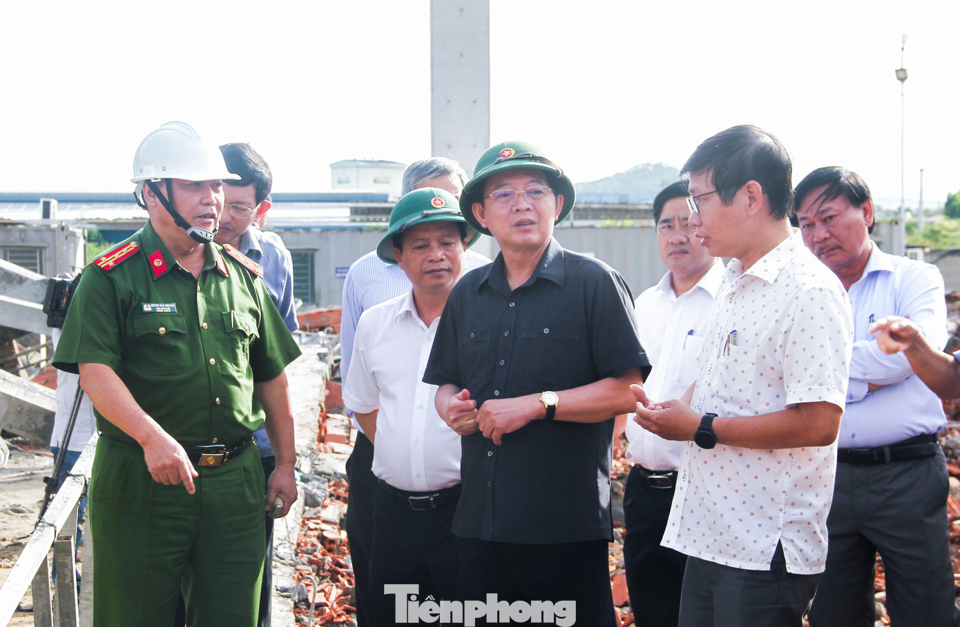 Bí thư Tỉnh ủy Bình Định Hồ Quốc Dũng (thứ 2, hàng đầu tiên) kiểm tra hiện trường trong sáng 16/9. Ảnh: Trương Định