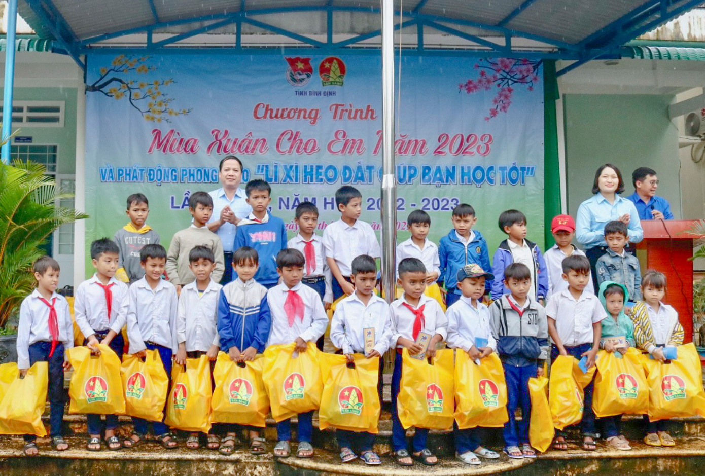 Chương trình "Mùa Xuân cho em", năm 2023 tại Trường Tiểu học An Vinh, xã An Vinh (huyện An Lão). Chương trình "Mùa Xuân cho em", năm 2023 tại Trường Tiểu học An Vinh, xã An Vinh (huyện An Lão).