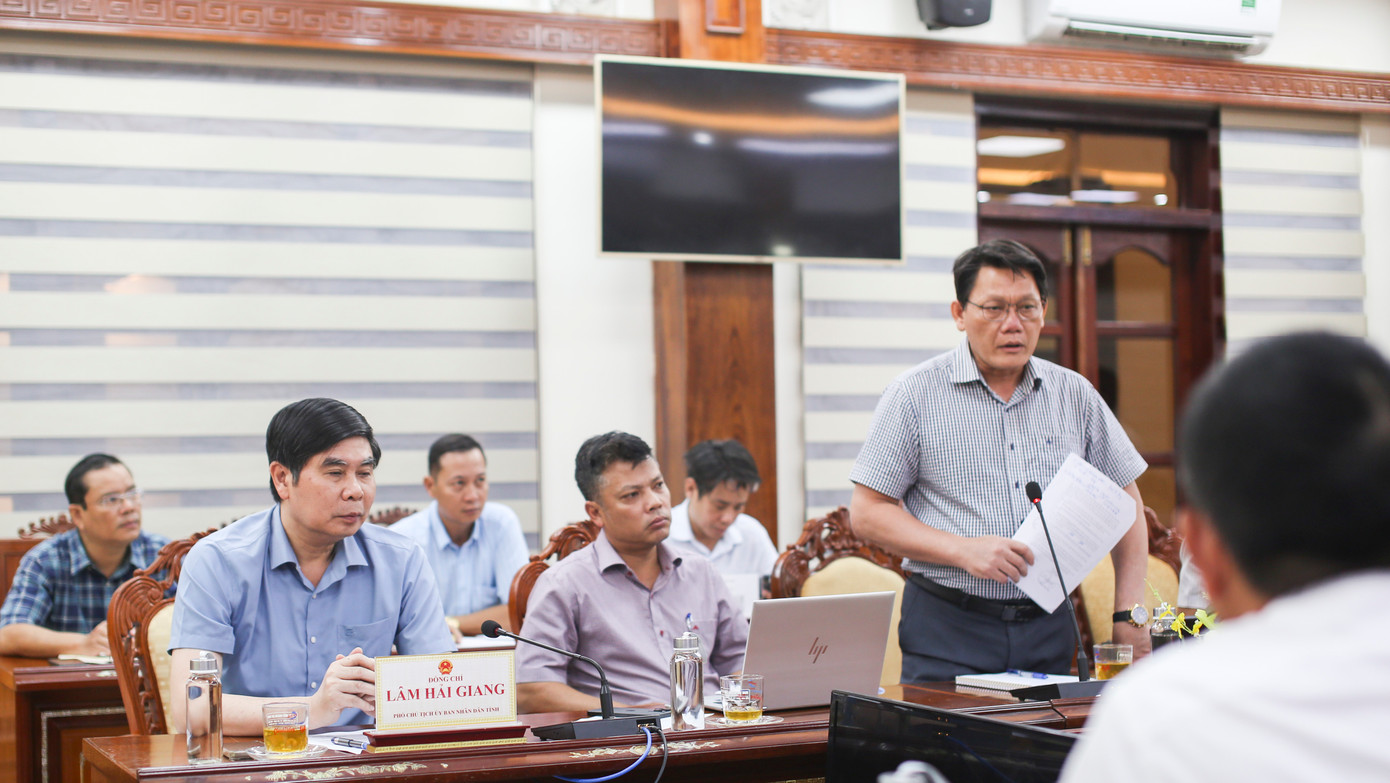 Ông Bùi Trung Hiếu - Phó Giám đốc Sở VH - TT&amp;DL tỉnh Bình Định (người đứng) phát biểu trao đổi tại cuộc họp. Ảnh: Trương Định