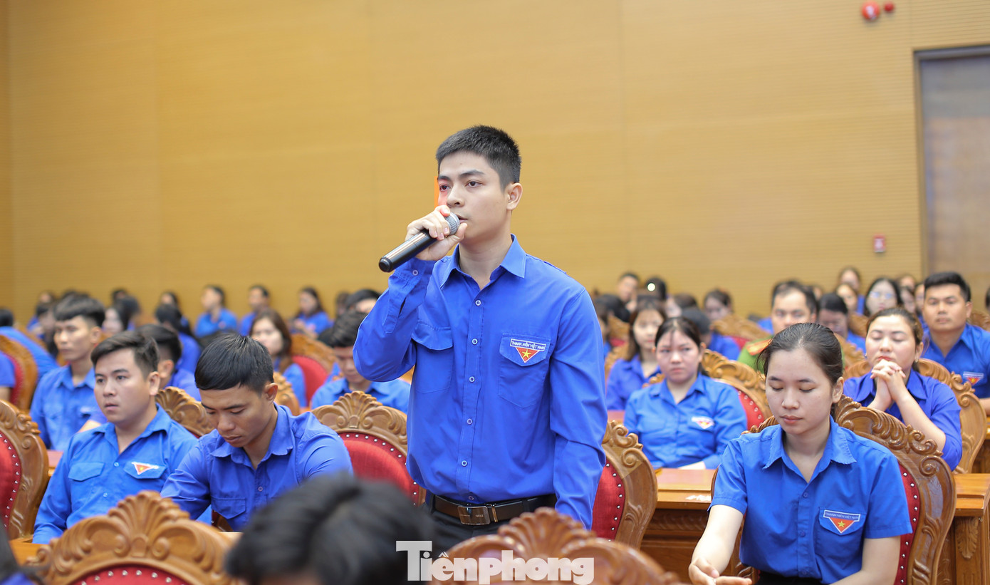 ĐVTN đặt câu hỏi tại buổi đối thoại. ĐVTN đặt câu hỏi tại buổi đối thoại.