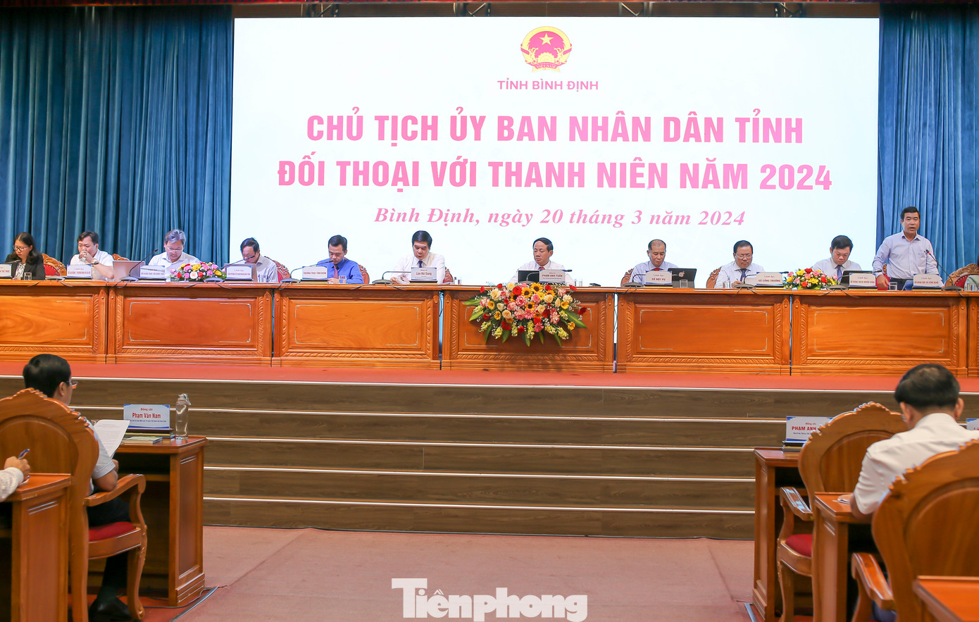Chủ tịch UBND tỉnh Bình Định đối thoại với thanh niên. Ảnh: Trương Định Chủ tịch UBND tỉnh Bình Định đối thoại với thanh niên. Ảnh: Trương Định